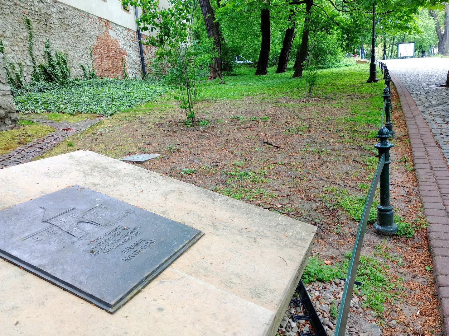 In this place in the defensive walls of Kraków stood the Gródek Gate