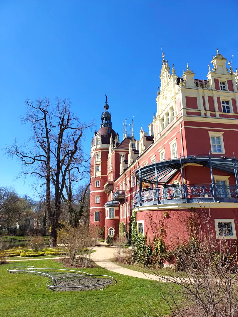 Taras kawiarni w Zamku Nowym w Bad Muskau z widokiem na staw