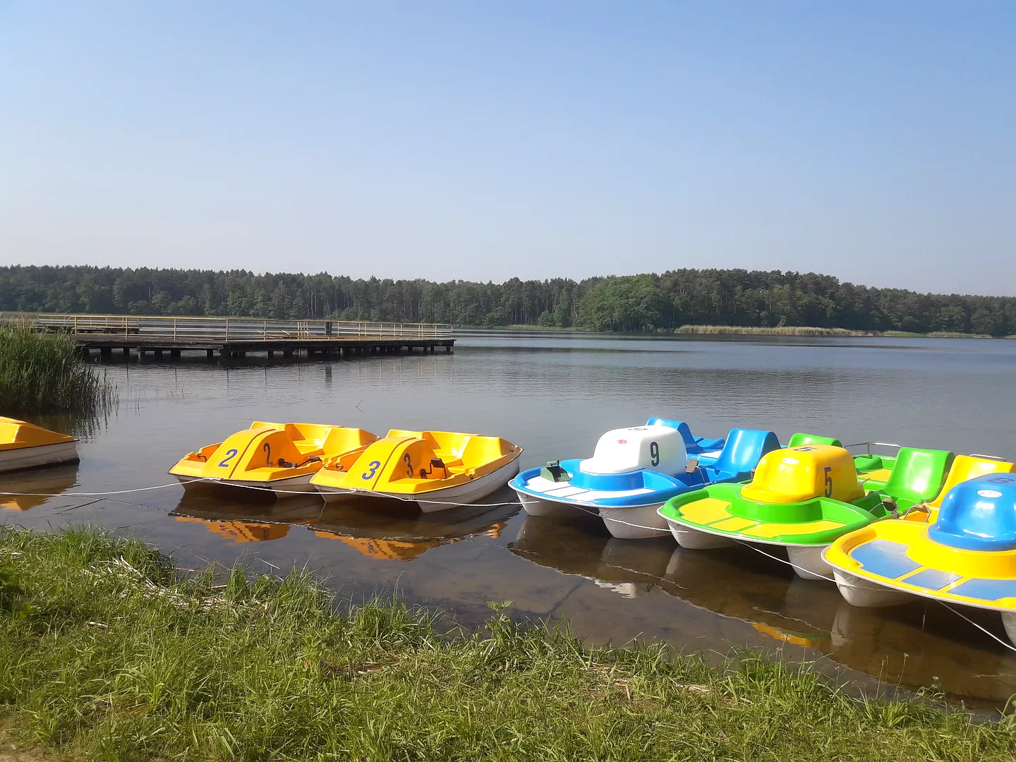 Wypożyczalnia rowerów wodnych na Jeziorze Sławskim w ośrodku Sława Family Resort