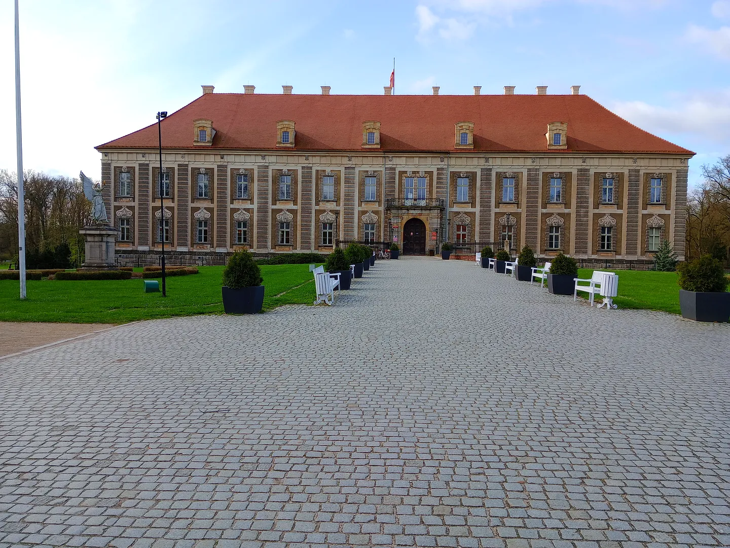 Pałac Książęcy w Żaganiu - widok od frontu i głównego placu