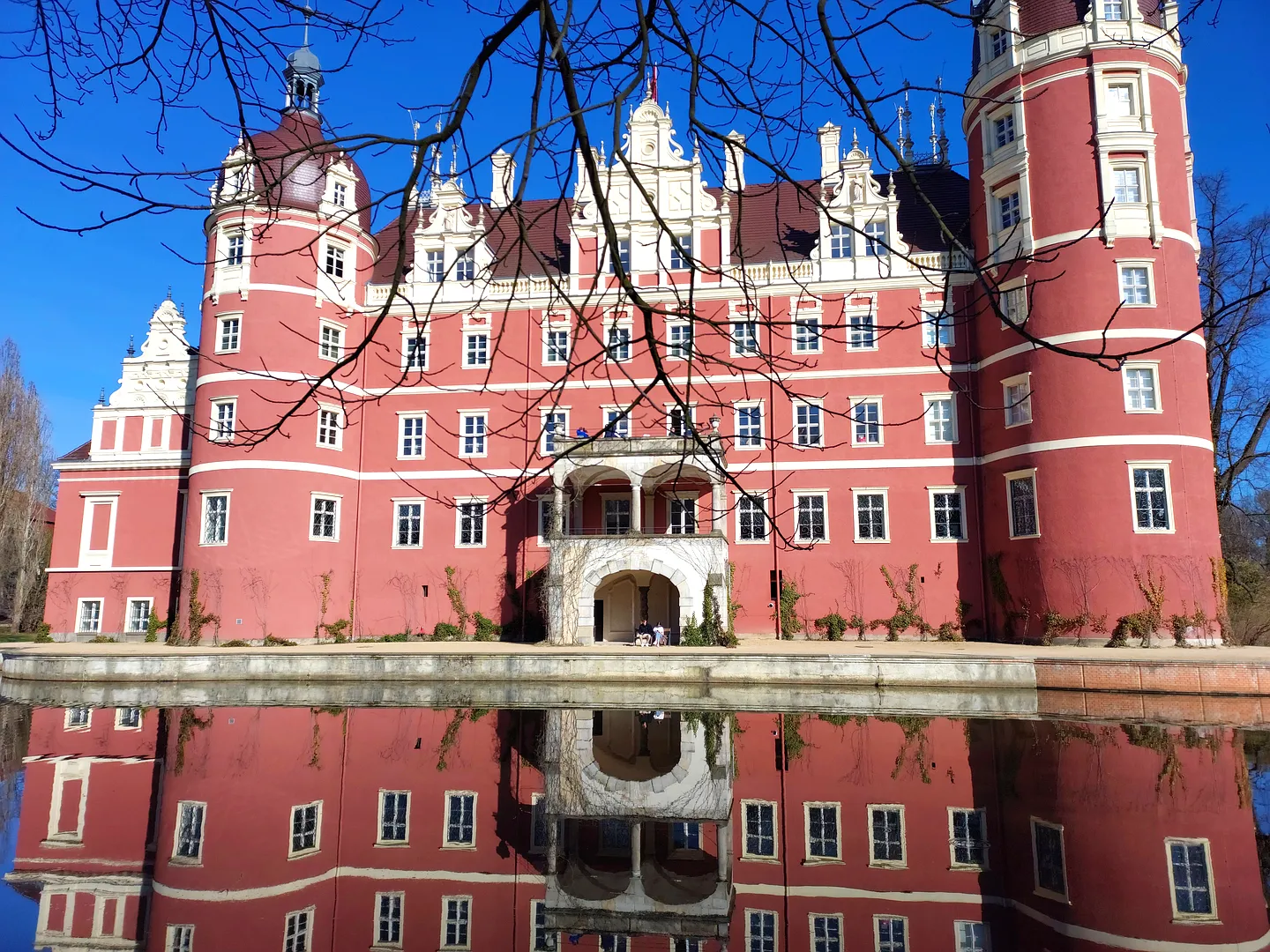 Widok na Zamek Nowy w Bad Muskau od strony stawu